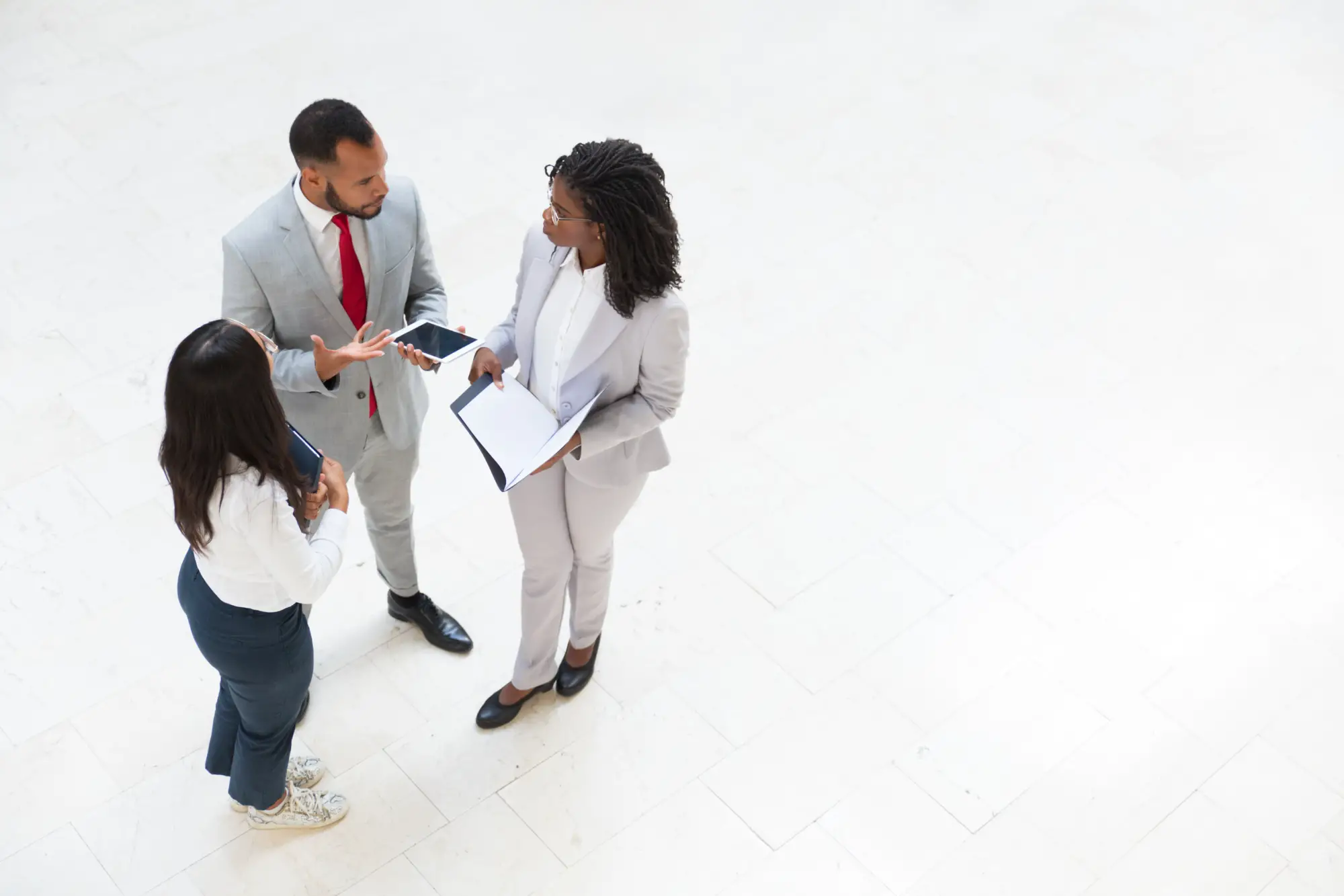Équipe de professionnels en discussion - Contact Synergy Pharma